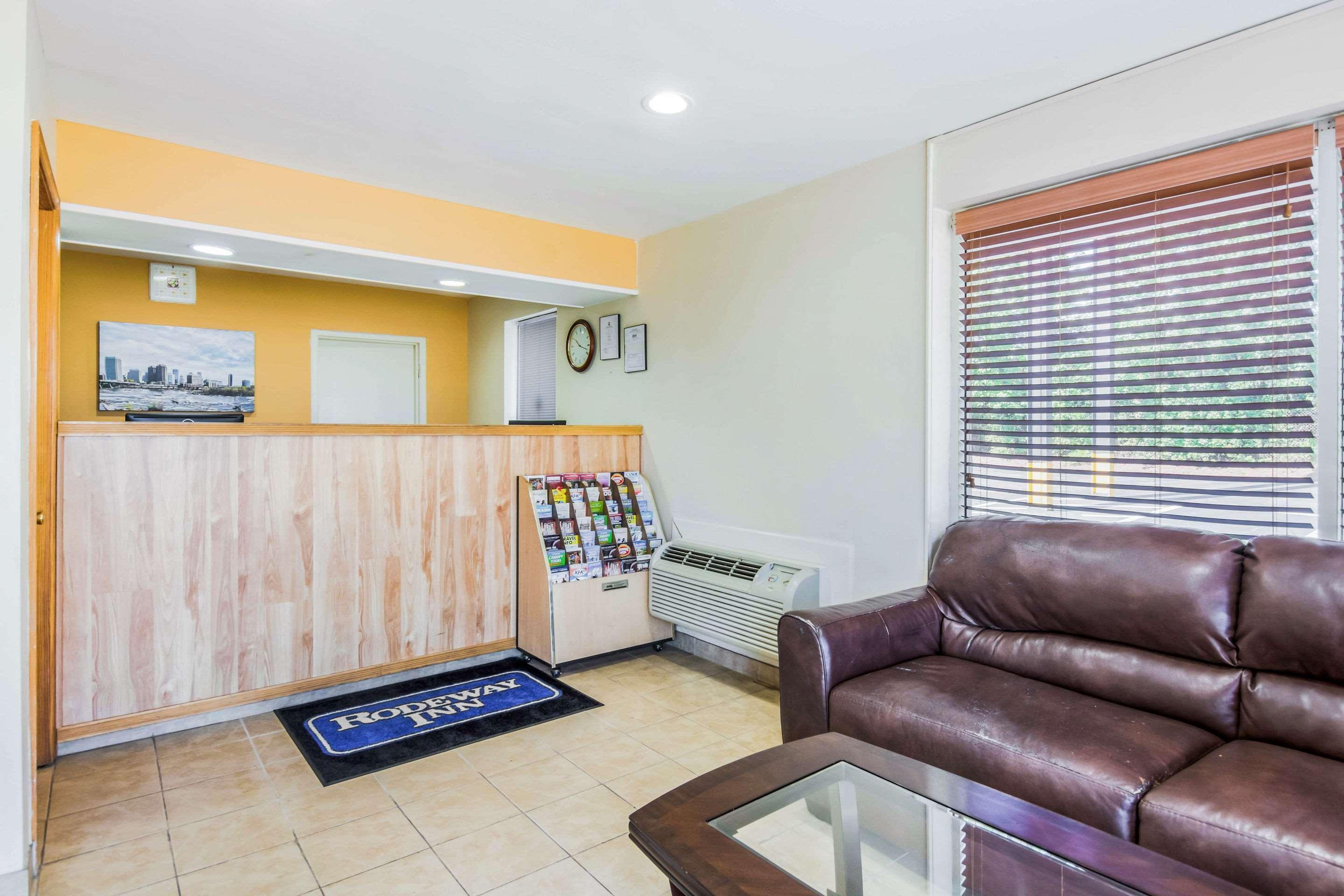 Inn Rodeway Richmond South 2*